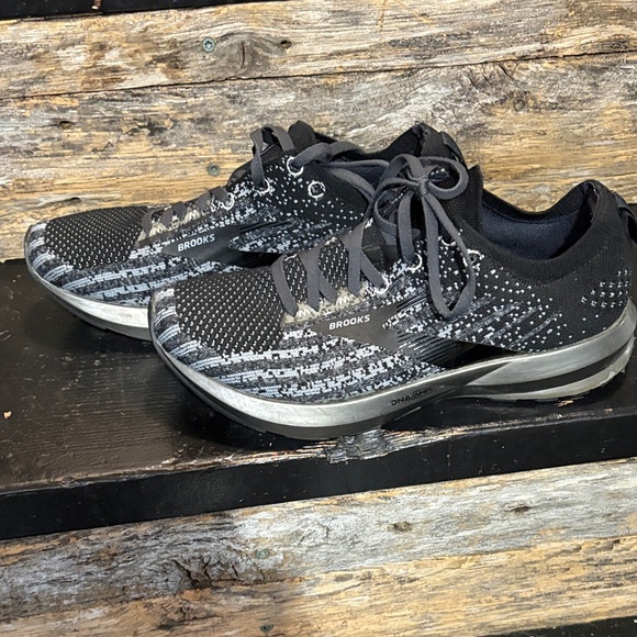 Brooks Levitate 3 Black and Gray Athletic Shoes - Picture 10 of 13